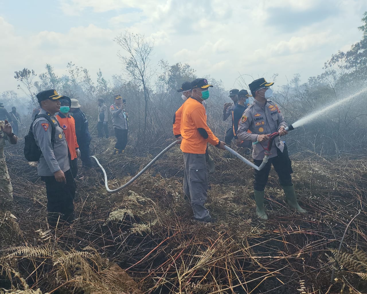 Bersama BPBD, Kapolres Ketapang Pimpin Pemadaman Karhutla di Desa Sungai Besar