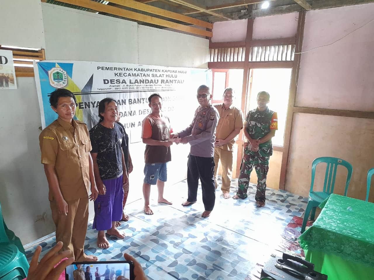 Hadiri Penyerahan BLT-DD Desa Landau Rantau, Ini Pesan Kapolsek Silat Hulu