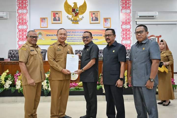 Sekda Ketapang Wakili Bupati Sampaikan Raperda Pertanggungjawaban APBD Tahun 2022