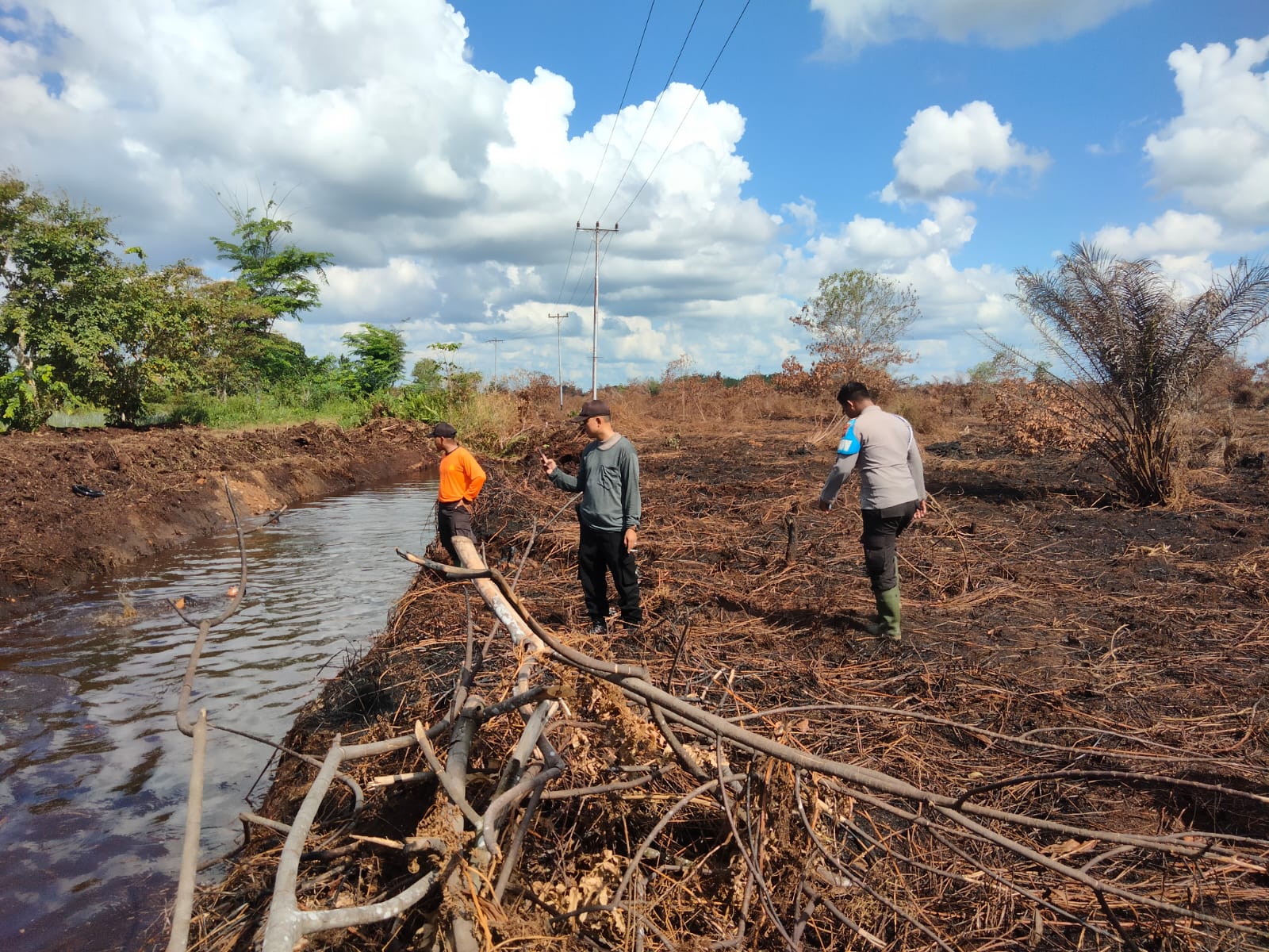 Polres Kubu Raya Patroli Hotspot Karhutla dan Sosialisasikan Undang-Undang PPLH
