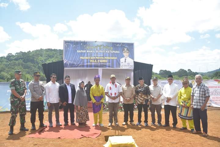 Wabup Ketapang Letakkan Batu Pertama Pembangunan SMAN 2 Sandai