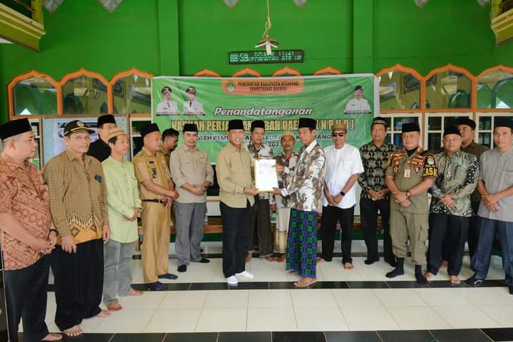 Wabup Farhan Serahkan Dana Hibah ke Masjid dan Yayasan di Ketapang