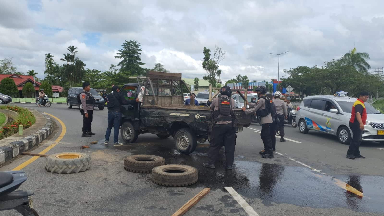 Polisi Bersihkan Tumpahan Oli Buntut Kecelakaan Tunggal di Bundaran Supadio