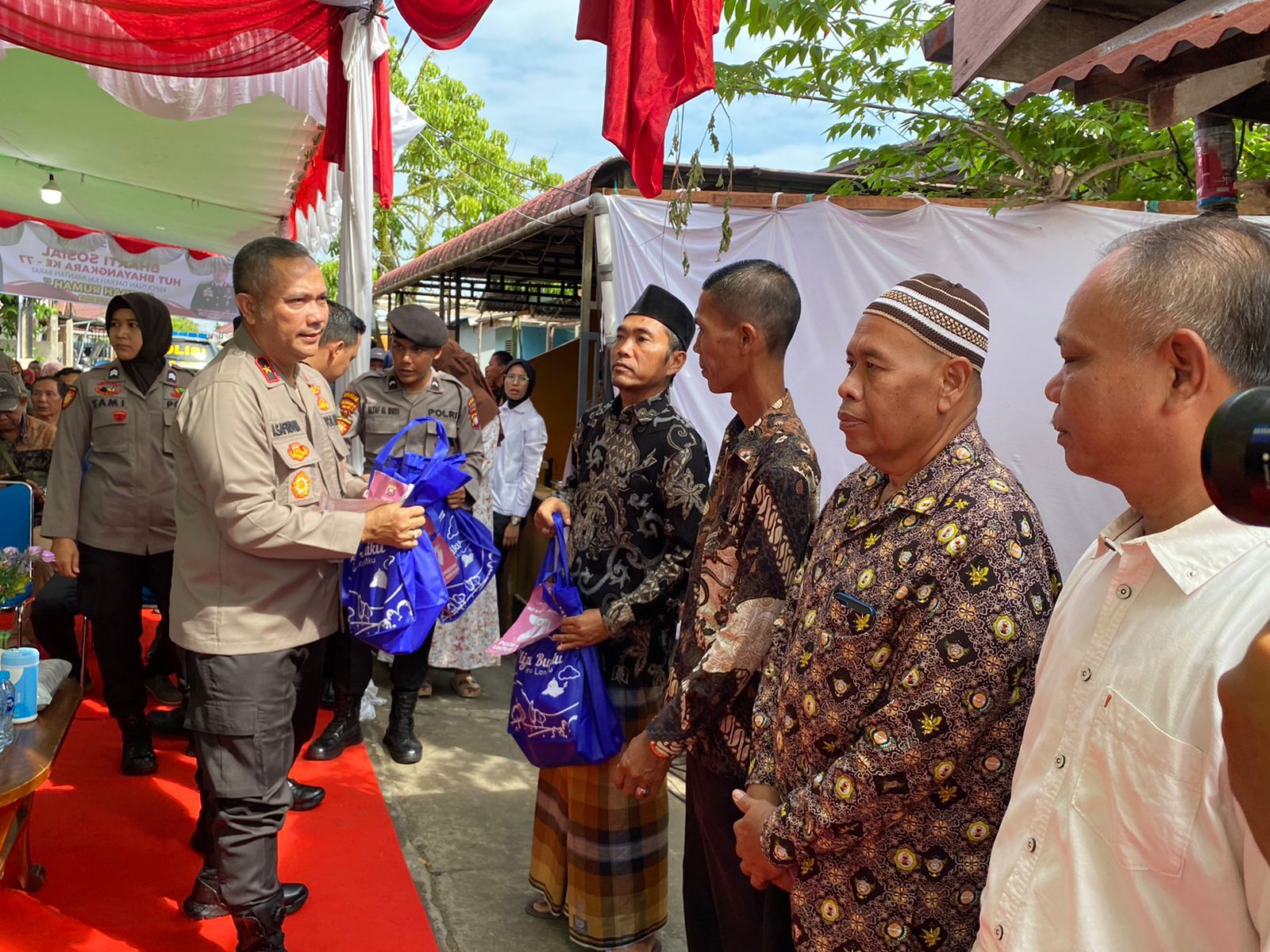 Peringati HUT Bhayangkara ke-77, Polda Kalbar Siapkan 7000 Paket Sembako dan Bangun Instalasi Air Bersih