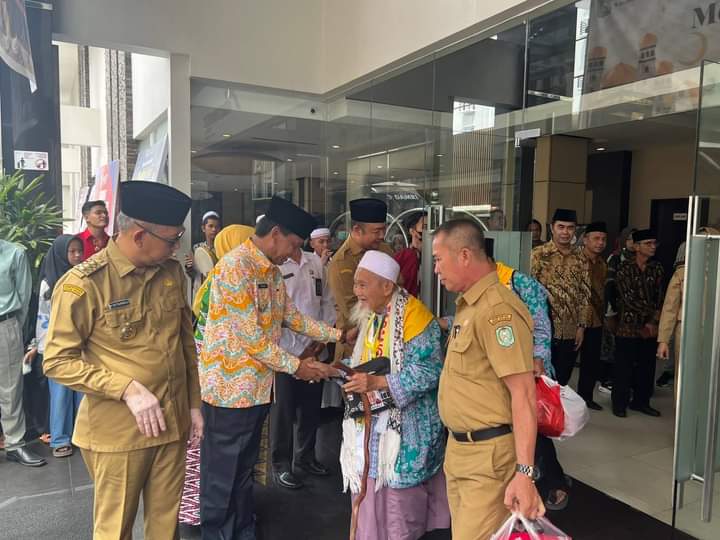 Wabup Ketapang Harap CJH Jaga Kesehatan, Kekompakan dan Saling Membantu