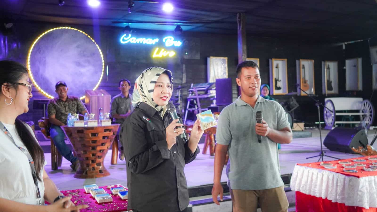 Kembangkan Potensi Desa Kreatif dan Wisata Temajuk, Disporapar Kalbar Gelar Pelatihan Pembuatan Souvenir Bahari