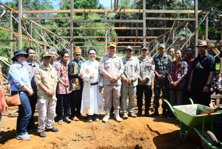 Sekda Ketapang Letakkan Batu Pertama Pembangunan Gereja Stasi Mariangin Desa Benua Krio