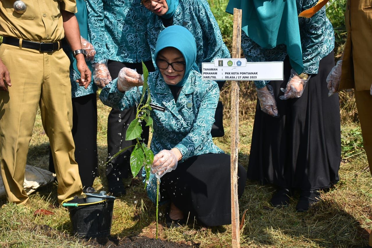 PKK Pontianak Lakukan Tanam Pohon, Wujud Kepedulian Revolusi Hijau
