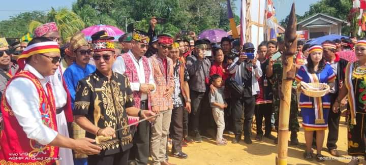 Wakili Bupati Ketapang, Asisten III Setda Buka Gawai Dayak Bebantatn Polas Laman Kampung Buah Sungai Laur