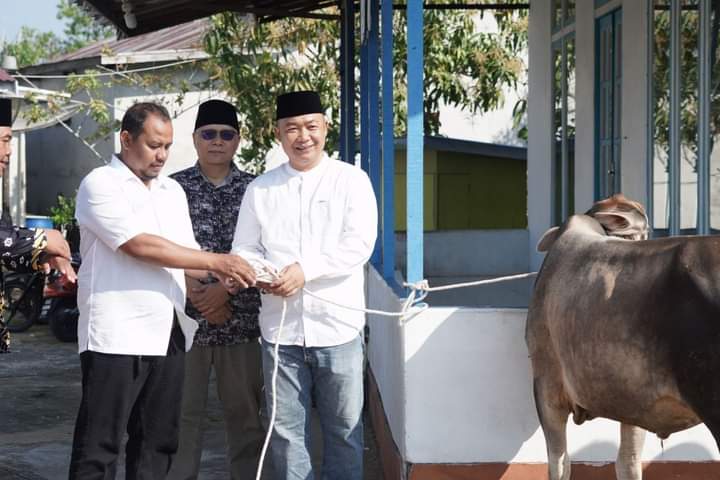 Sekda Ketapang Serahkan Hewan Kurban ke Surau Darussalam Delta Pawan