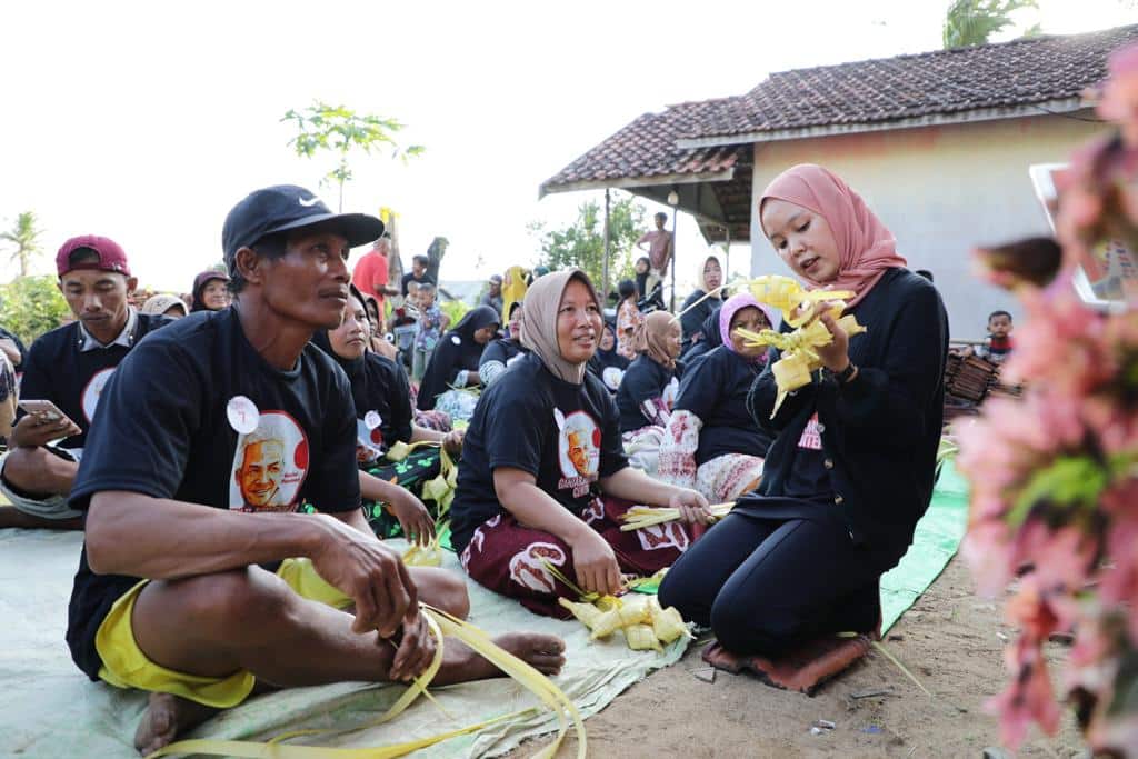 Milenial Ganjar Gelar Lomba Menganyam Ketupat di Ketapang