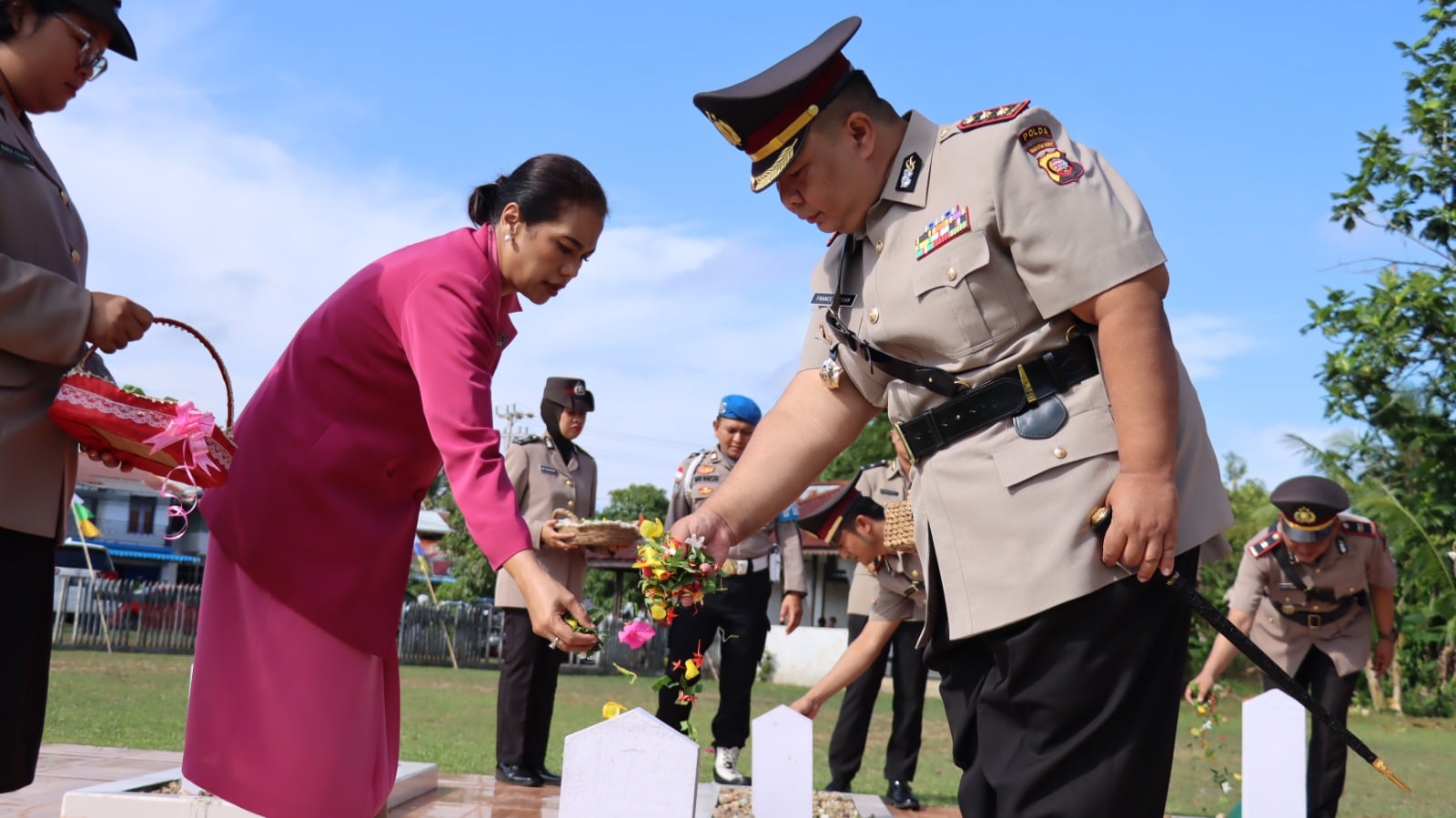 Jelang Hari Bhayangkara ke-7, Kapolres Kapuas Hulu Pimpin Ziarah ke TMP Manalo Marajuang