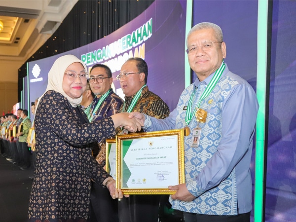 Gubernur Sutarmidji Raih Penghargaan Pembina K3 Terbaik