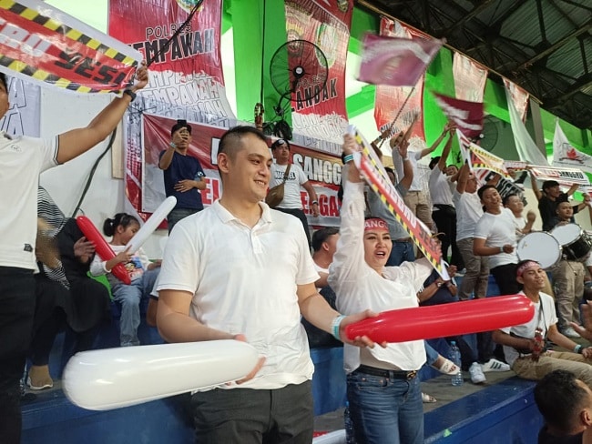 Suporter Sanggau Mengiringi Kemenangan Telak Tim Voli Polres Sanggau