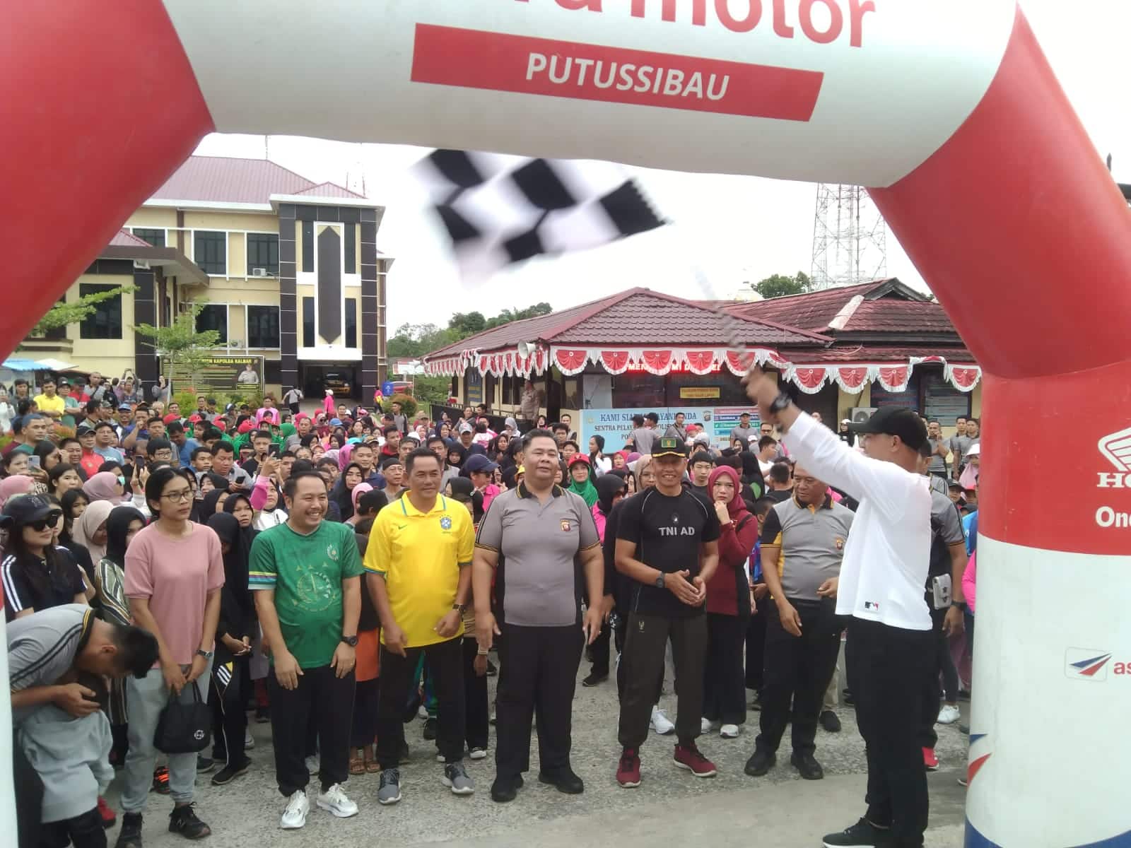 Peringatan Bhayangkara ke-77 di Kapuas Hulu Berlangsung Semarak, Angkat Tema "Porli Presisi Untuk Negeri, Pemilu Damai Menuju Indonesia Maju"