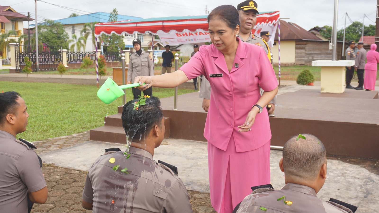 Kapolres Kapuas Hulu Pimpin Korps Raport Kenaikan Pangkat 37 Anggota