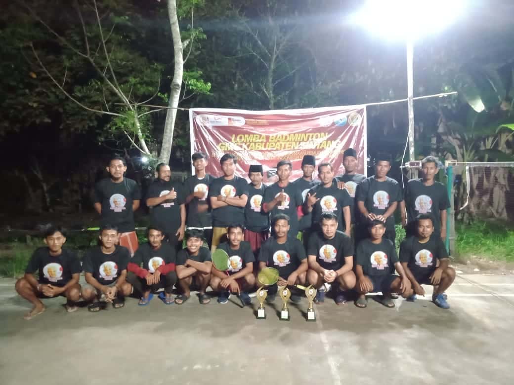 Ganjar Milenial Adakan Pertandingan Badminton di Sintang 