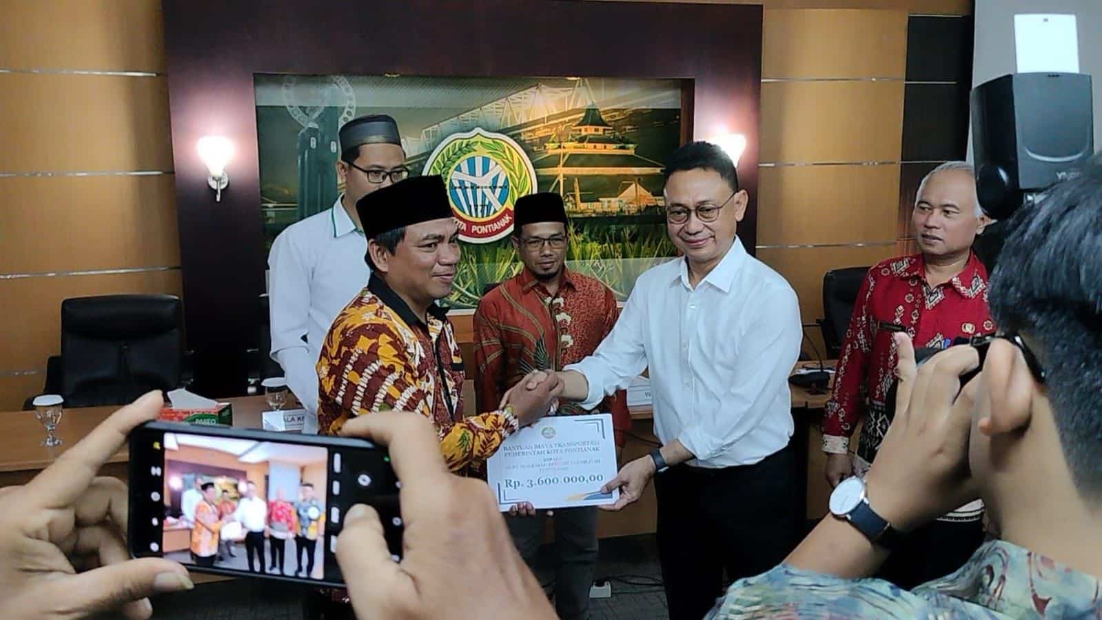 37 Guru Madrasah Diniyah Takmiliyah Pontianak Terima Bantuan Transportasi