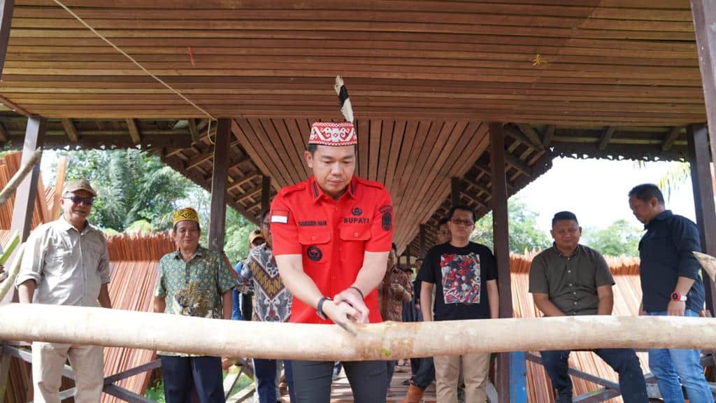 Bupati Kapuas Hulu Tancap Tiang Pertama Pembangunan Cagar Budaya Rumah Betang Urang Unsa