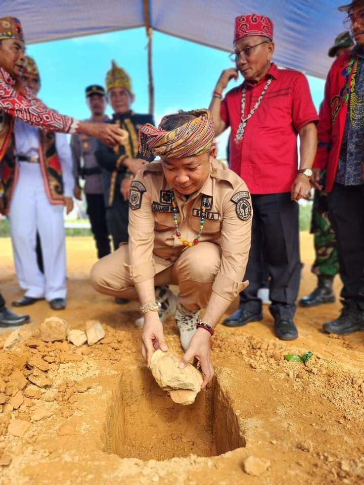 Sekda Ketapang Letakkan Batu Pertama Pembangunan Rumah Adat Dayak Kecamatan Nanga Tayap