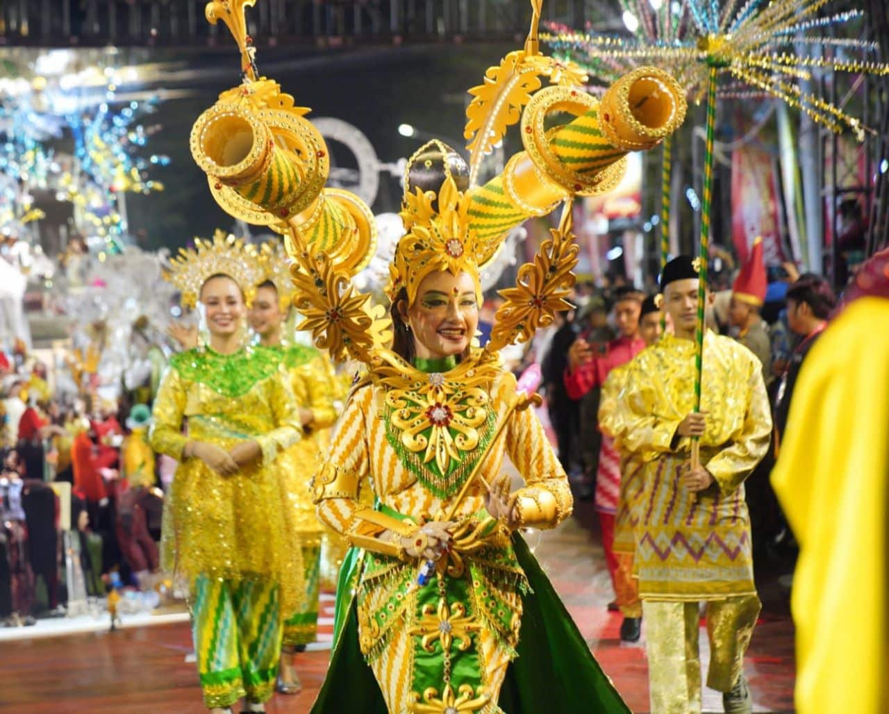 Warga Makassar Kagumi Keunikan Kostum Meriam Karbit dan Tugu Khatulistiwa dari Pontianak