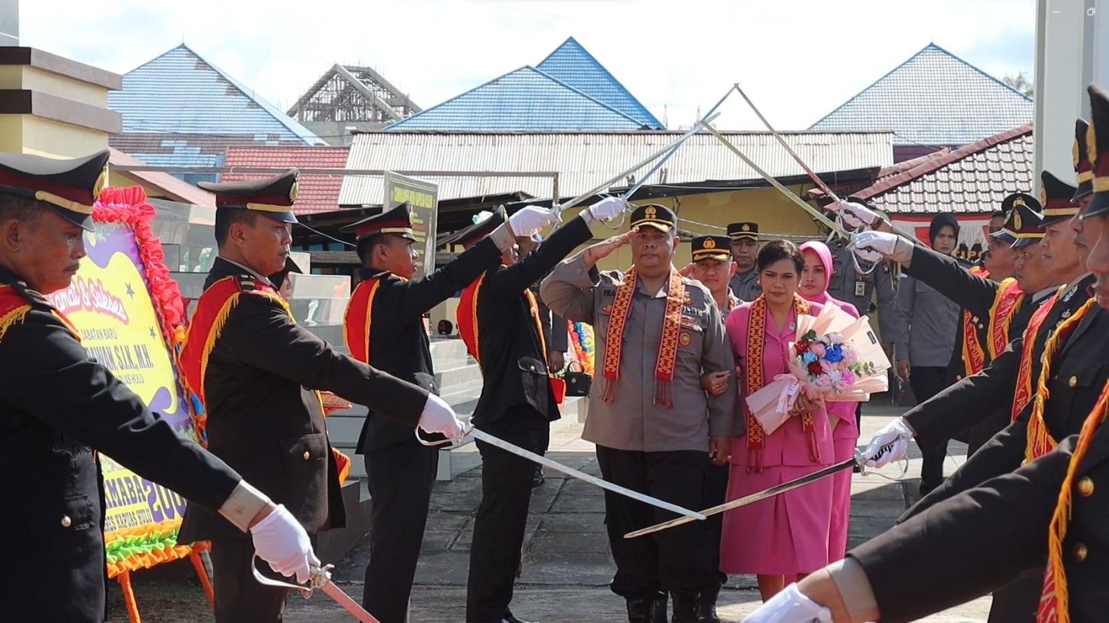 AKBP France Yohanes Siregar Diantar dengan Tradisi Pedang Pora
