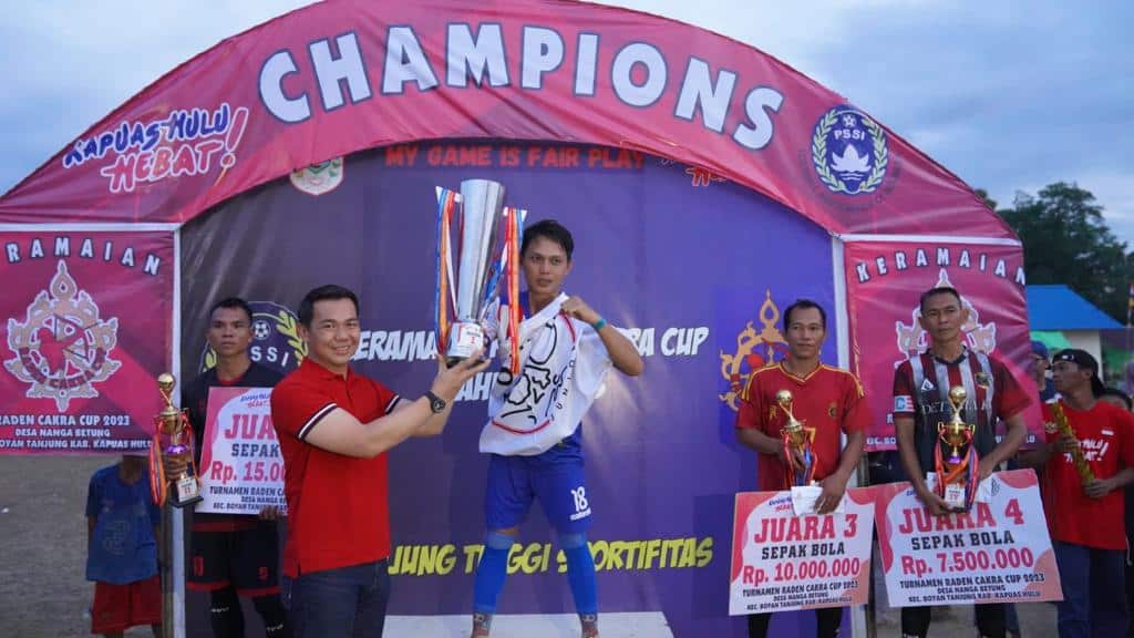 Bupati Kapuas Hulu Tutup Turnamen Sepak Bola Raden Cakra Cup Desa Nanga Betung
