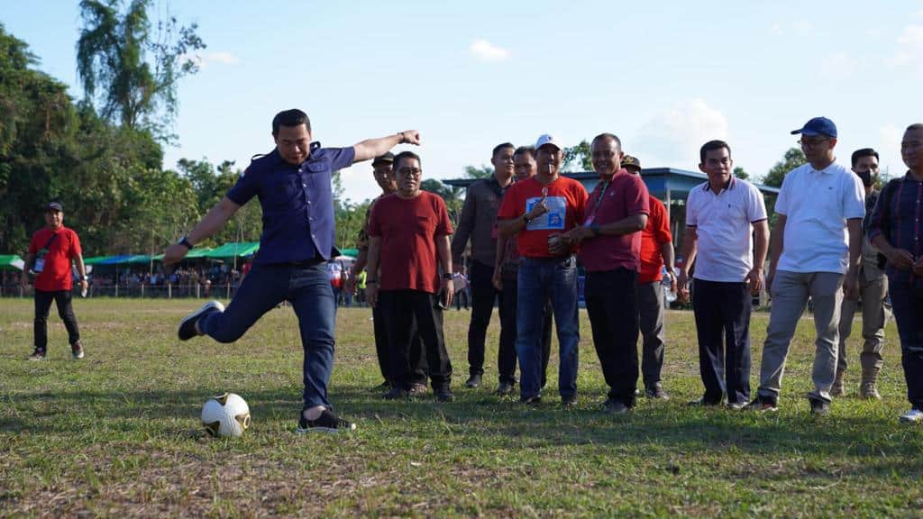 Bupati Kapuas Hulu Resmikan Lapangan Bola Uncak Peninduk di Kecamatan Seberuang