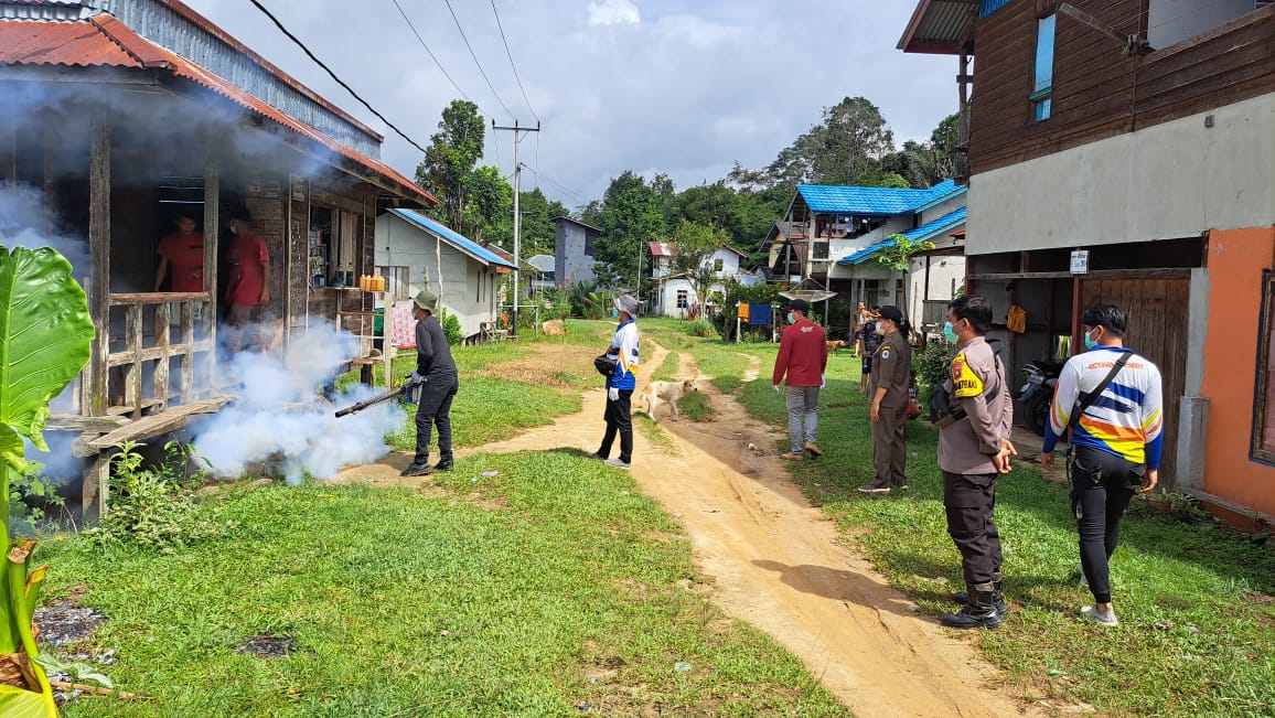 Cegah Demam Berdarah, Bhabinkamtibmas Polsek Seberuang Dampingi Petugas Lakukan Fogging di Desa Tanjung Keliling