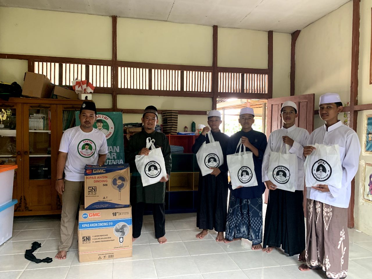 Santri Dukung Ganjar Beri Bantuan ke Pondok Pesantren di Kayong Utara