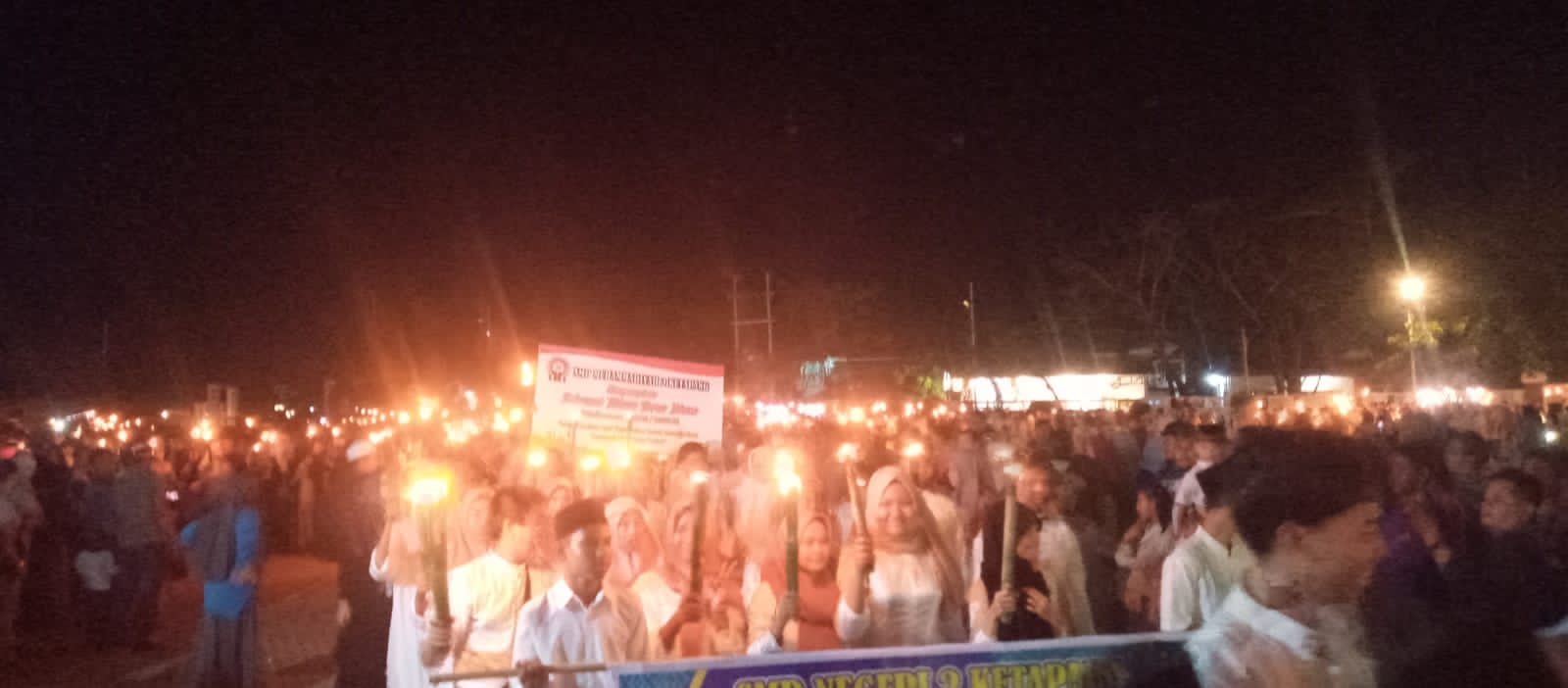 Semarakkan 1 Muharram 1445 Hijriah, Ribuan Pelajar di Ketapang Gelar Pawai Obor