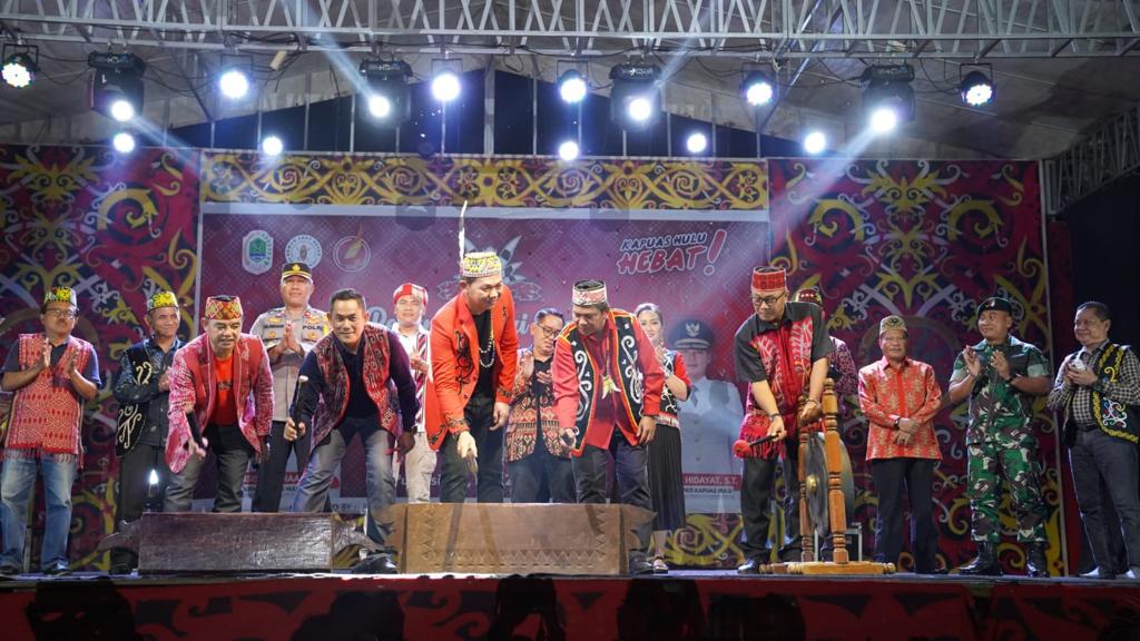 Bupati Fransiskus Diaan Tutup Pekan Gawai Dayak ke-II Kabupaten Kapuas Hulu Tahun 2023
