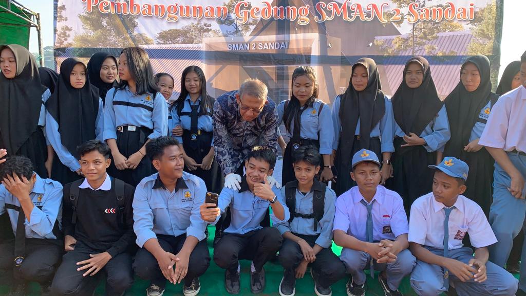 Sutarmidji Letakkan Batu Pertama SMAN 2 Sandai, Pembangunan Tahap Pertama Rp 1,6 M