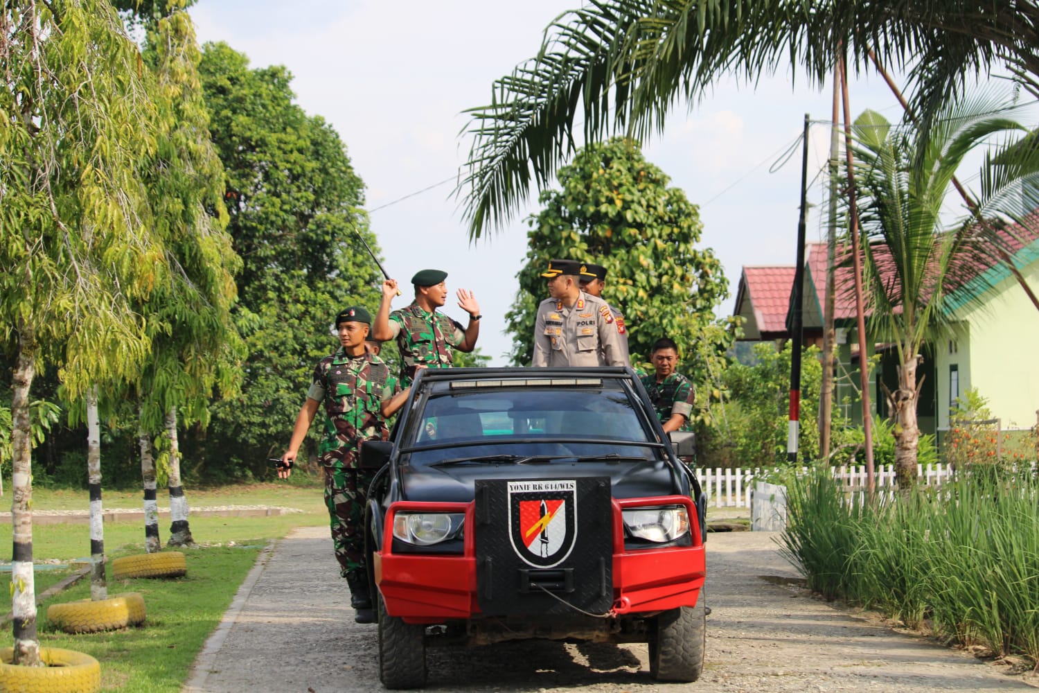Danyonif Benu Supriyantoko Sambut Kedatangan Kapolres Kapuas Hulu di Markas 644 Walet Sakti 