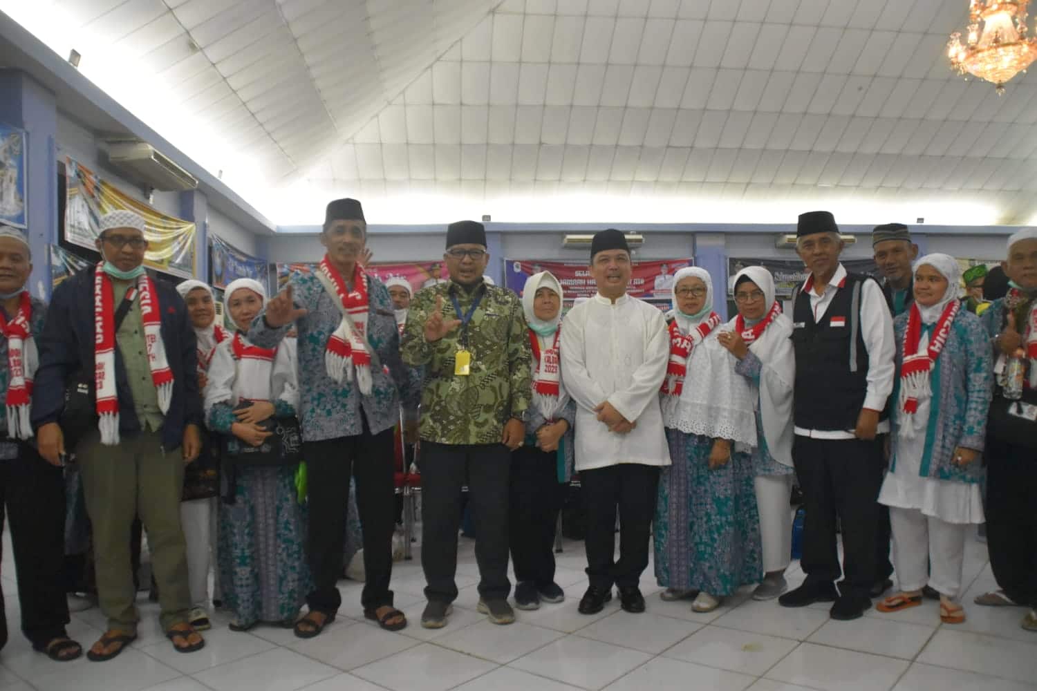 Wagub Ria Norsan Sambut Kedatangan Jemaah Haji Kalbar Kloter 27 dari Madinah