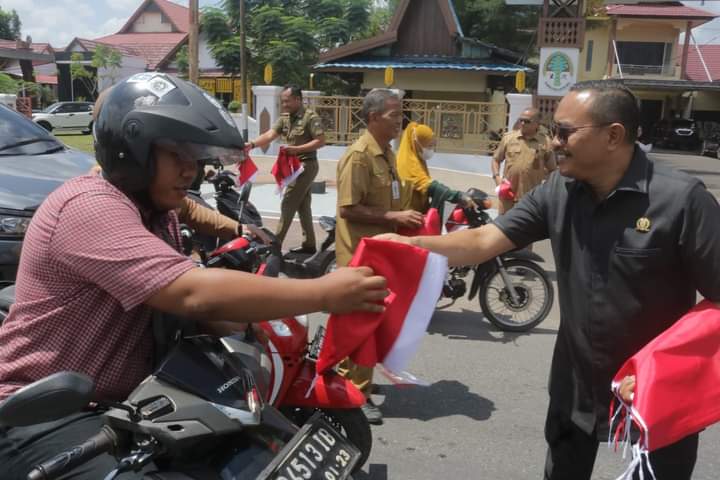 Jelang Agustusan, Ketua dan Anggota DPRD Ketapang Turun ke Jalan Bagikan Bendera Gratis