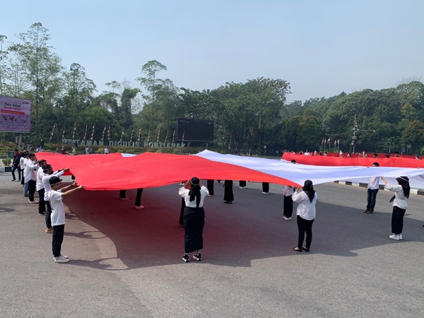 Forum Koordinasi BEM Kalbar Bentangkan Bendera Merah Putih 178 meter