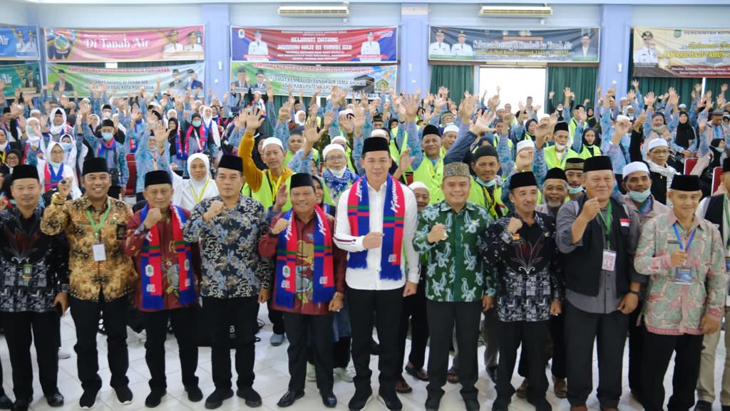 Bupati Fransiskus bersama Sekda Mohd Zaini Sambut Kedatangan Jemaah Haji Kalbar di Asrama Haji Batam