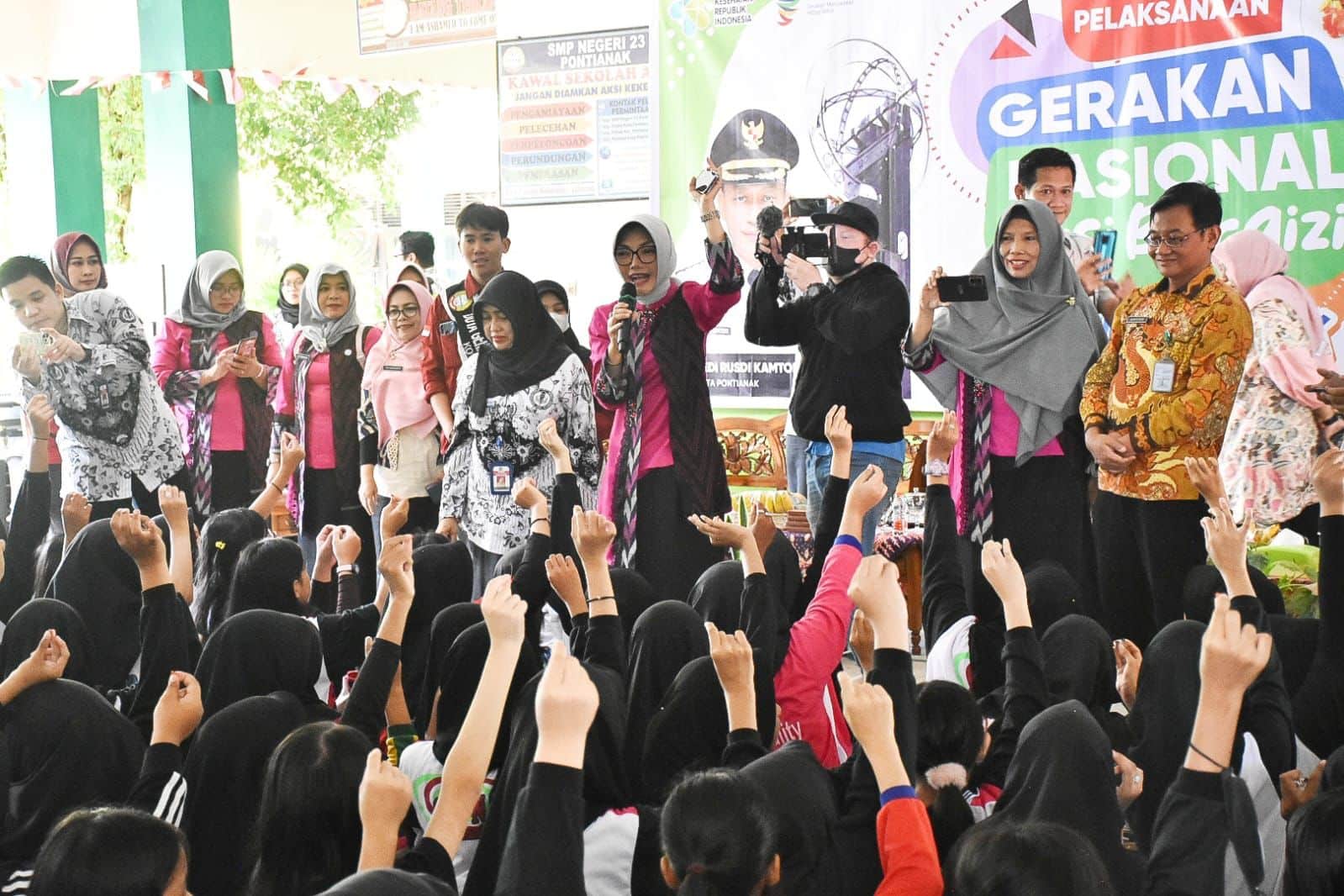 Upaya Cegah Stunting, Yanieta Arbiastutie Distribusikan Tablet Penambah Darah ke Pelajar Putri SMPN 23 Pontianak