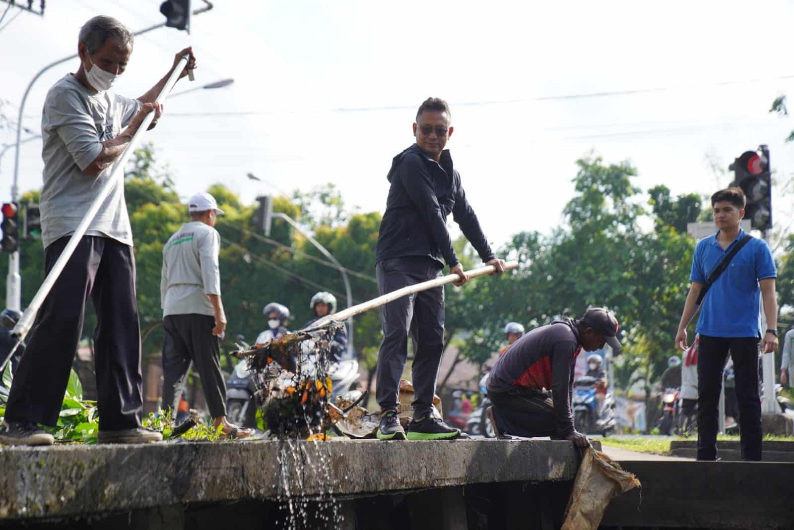 Wali Kota Pontianak dan 200 Peserta Gotong Royong Bersihkan Parit dan Drainase