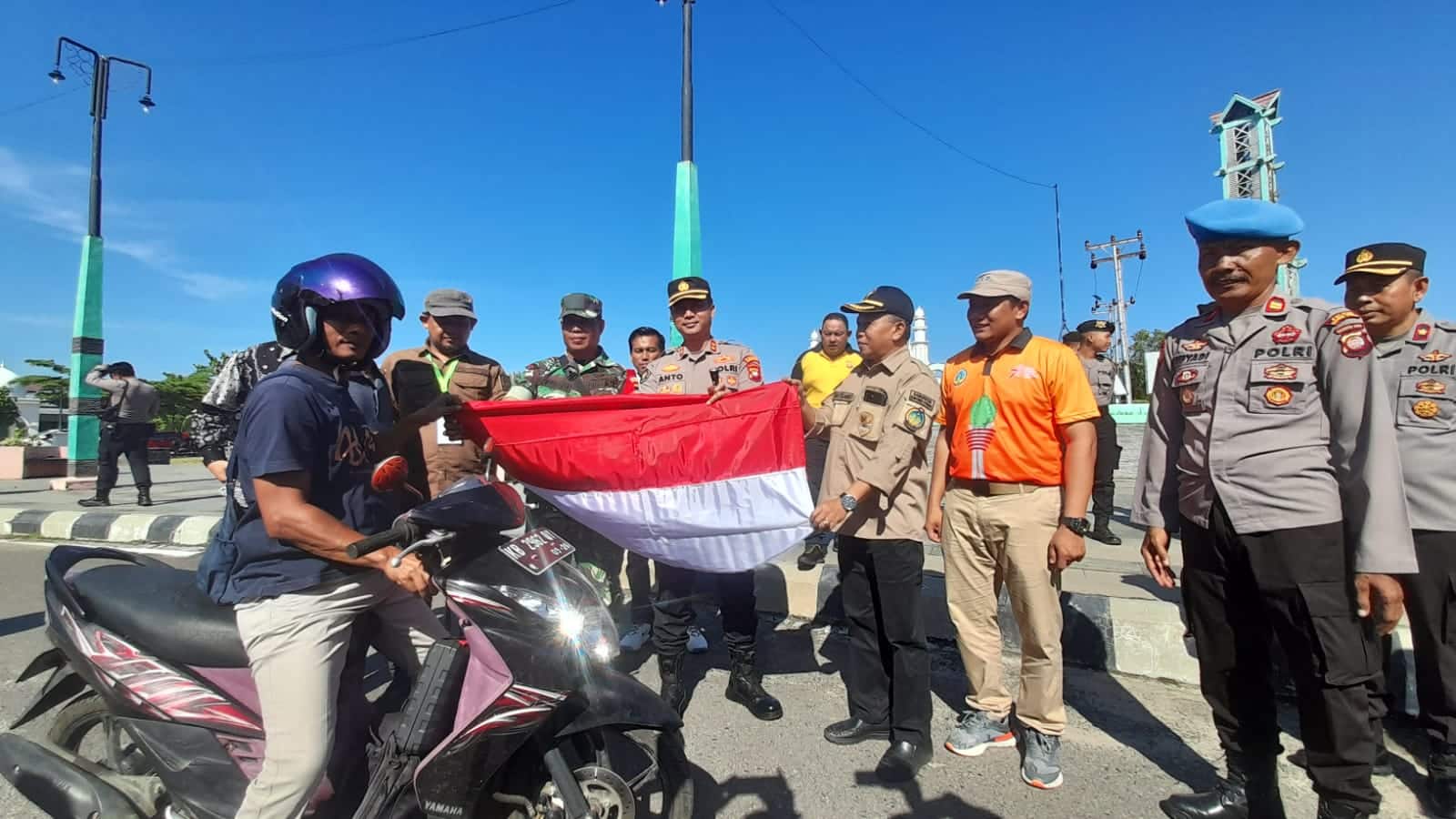 Sambut HUT RI ke 78, Pemkab Kayong Utara Bagikan Bendera Merah Putih ke Masyarakat