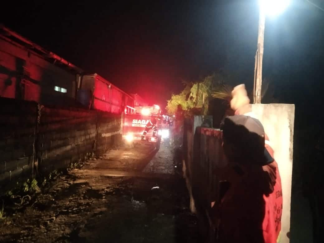 Sebuah Rumah Terbakar di Dusun Parit Mayor
