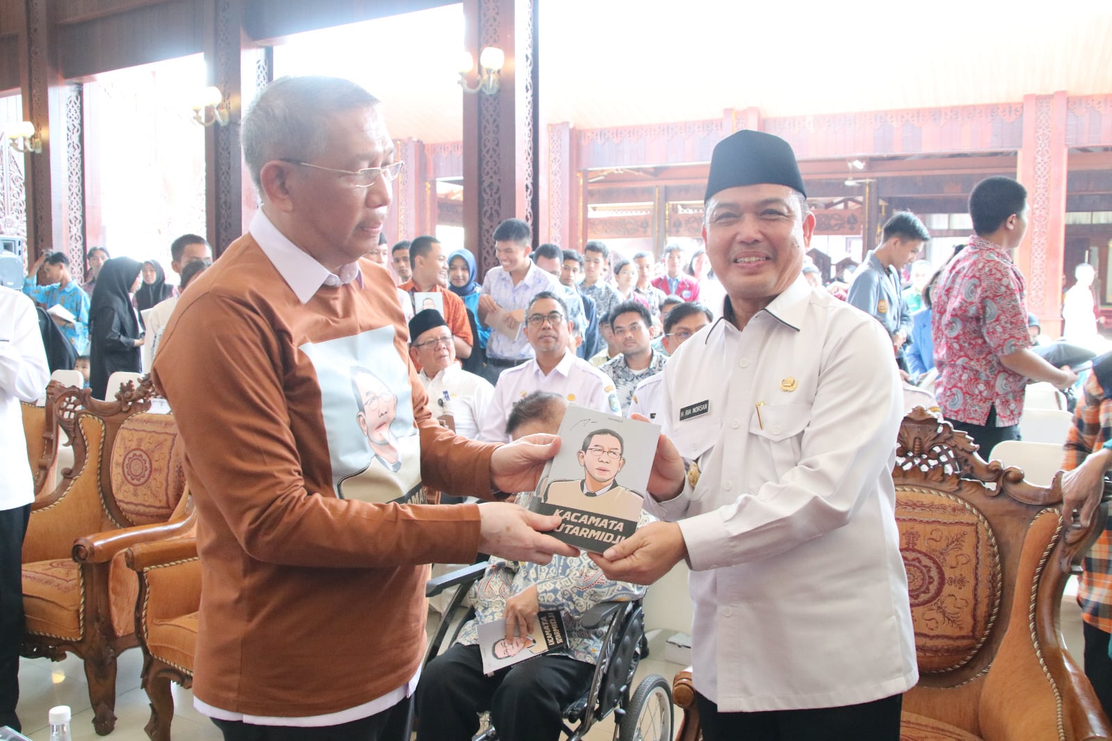 Buku Kacamata Sutarmidji, Cara Melihat Sutarmidji dari Kacamata Orang Lain
