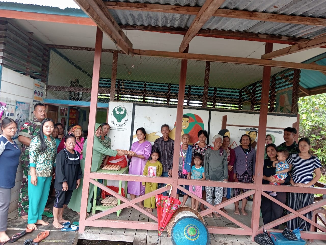 Koramil Silat Hilir bersama Persit KCK Distribusikan Bantuan 350 Butir Telur ke Posyandu Bunga Putat