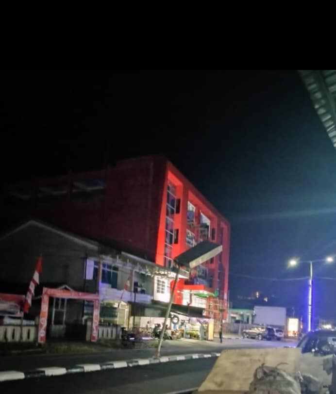 Tiang Reklame di Jalan Kom Yos Sudarso Putussibau Hampir Roboh