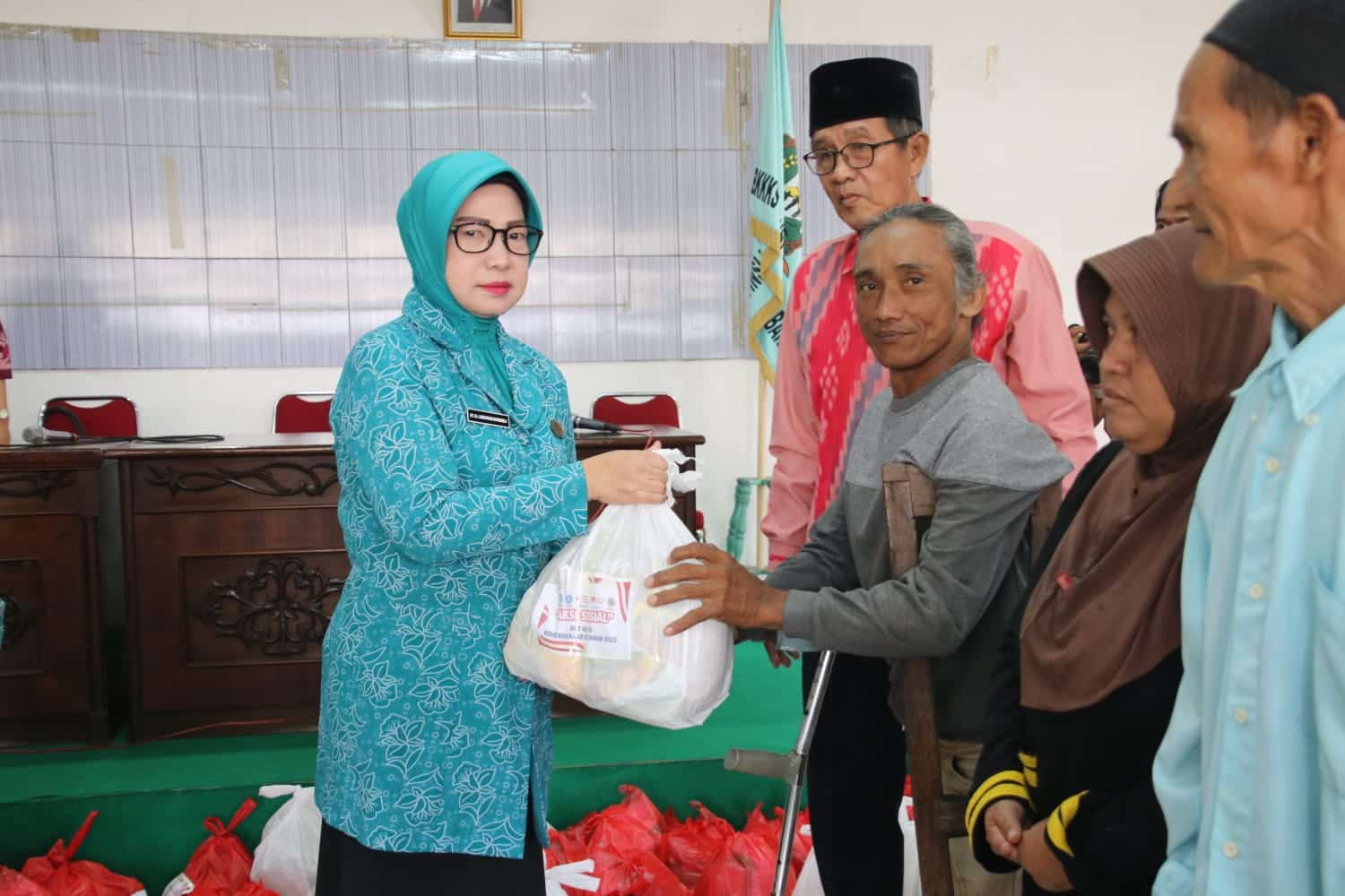 PKK Kalbar Serahkan Sembako kepada Penyandang Disabilitas dan PMKS