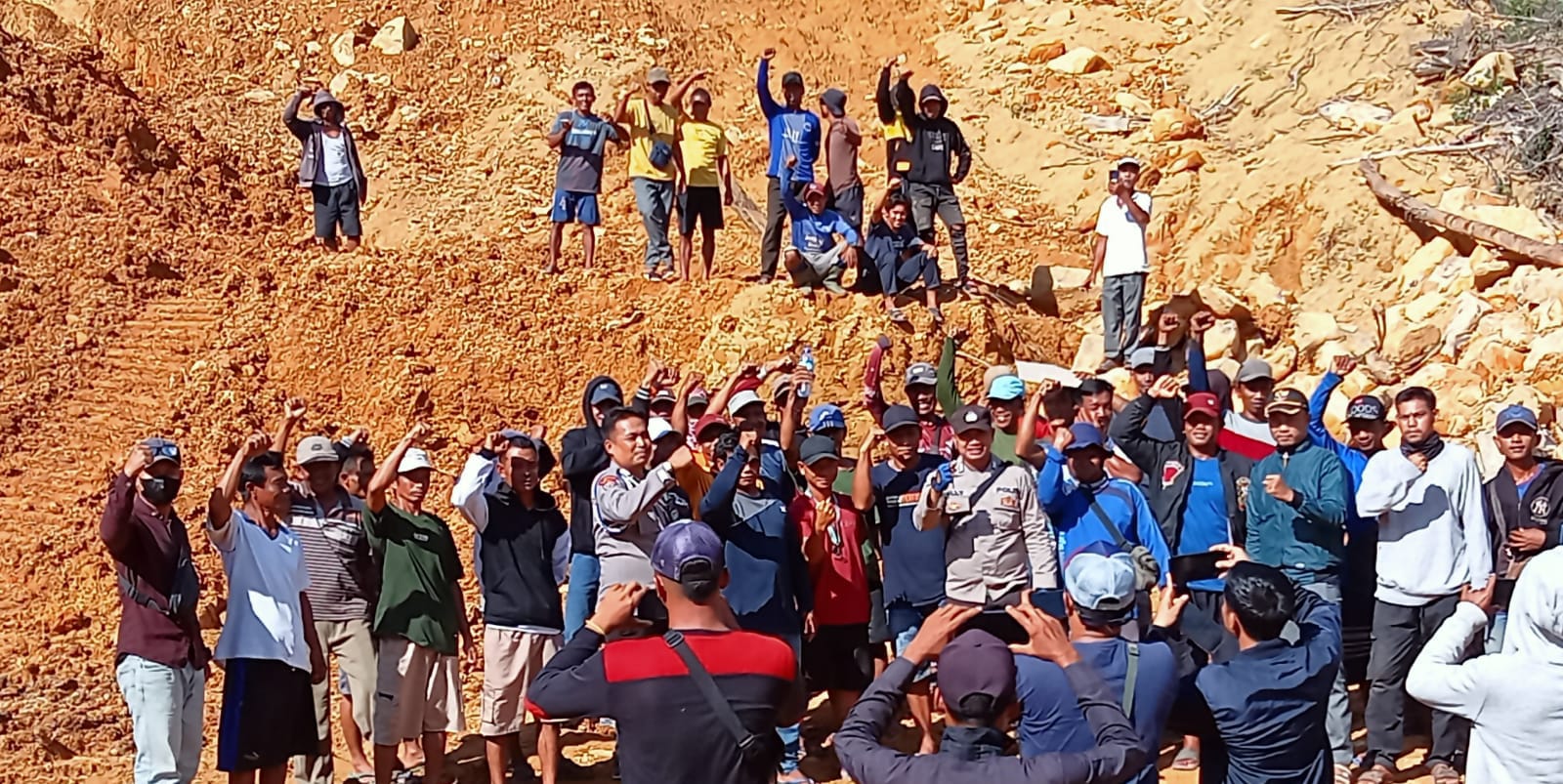 Warga Durian Sebatang Protes Pengerukan Bukit Mandian Punai dan Minta PT Mayawana Diproses Hukum