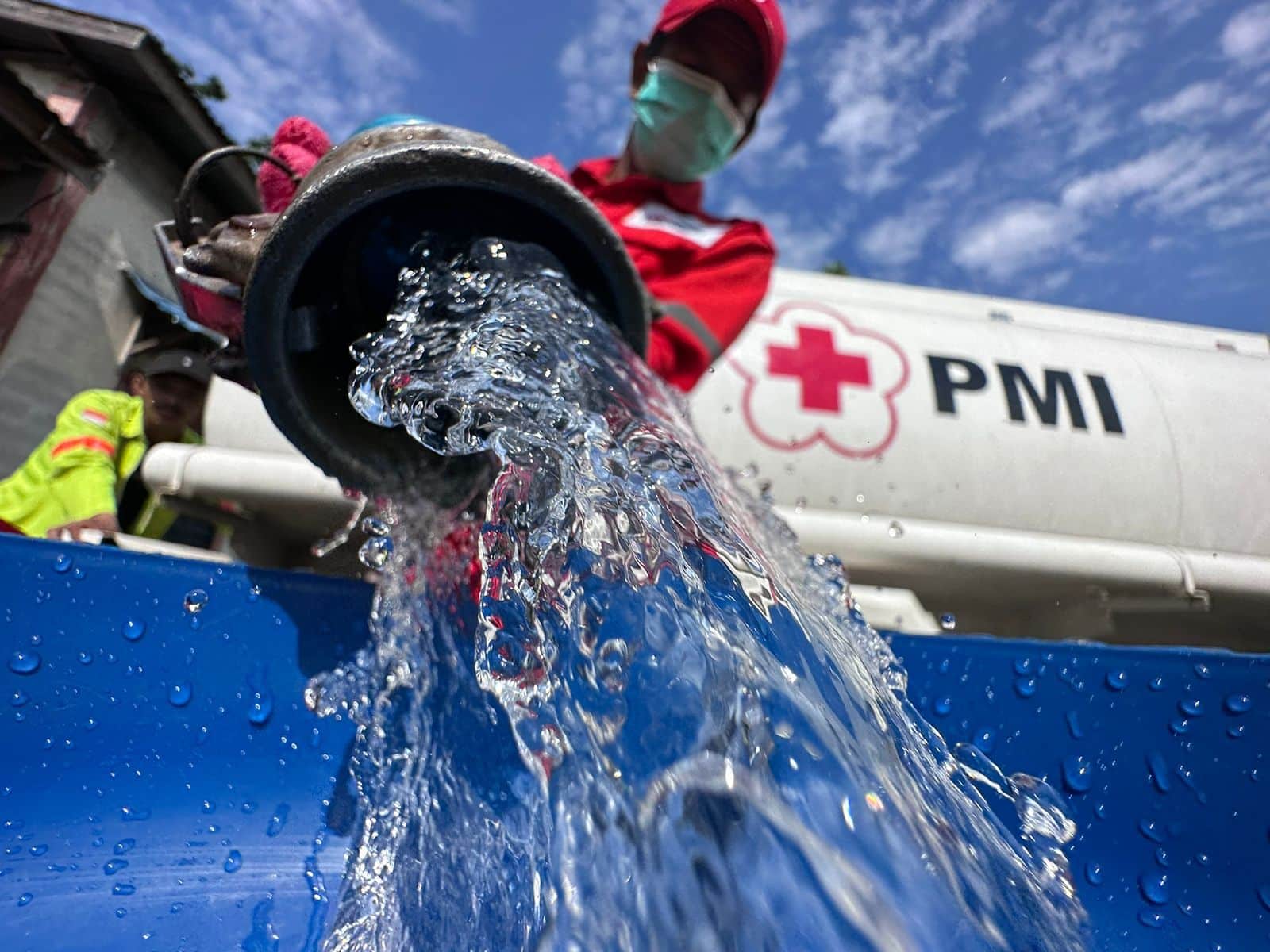 PMI Kalbar Salurkan 50.000 Liter Air Bersih