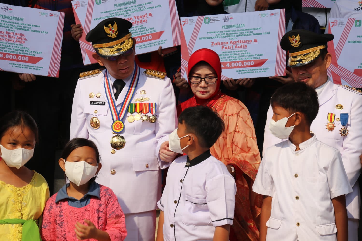 Gubernur Kalbar Serahkan Penghargaan Bagi Paskibraka, Penggiat, Atlet dan ASN Berprestasi