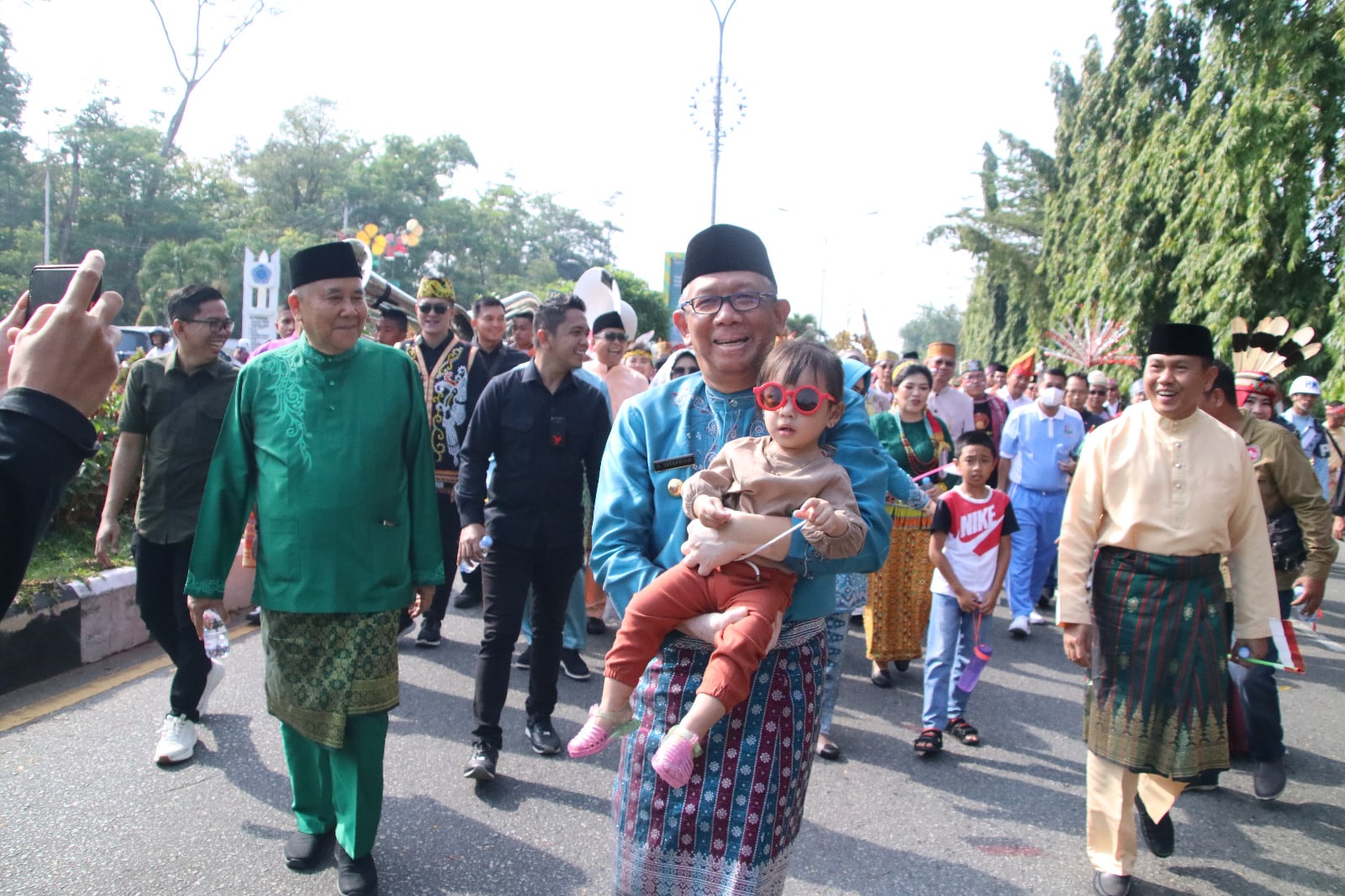 Semarak HUT RI ke 78, Seluruh Elemen di Kalbar Bersatu Padu Ikuti Karnaval Semarak Merah Putih Khatulistiwa 2023